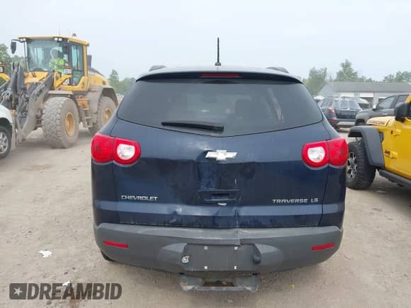 2010 Chevrolet Traverse LS z VIN 1GNLVEED1AS104551, wystawiony jako IAAI lot #42656402 z przebiegiem 196 118 mil mil oraz . Historia ofert i sprzedaży dostępna na DreamBid. Obrazek 6.