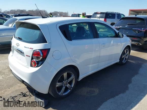 2013 Chevrolet Sonic RS z VIN 1G1JH6SB5D4146819, wystawiony jako IAAI lot #41742164 z przebiegiem 185 401 mil mil oraz . Historia ofert i sprzedaży dostępna na DreamBid. Obrazek 4.