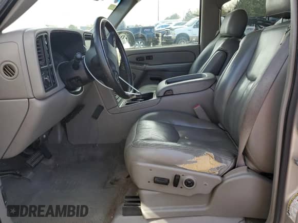 2004 GMC Sierra 1500 SLT with VIN 2GTEK13TX41356574, listed as a Copart auction lot 81002774 with 235,272 mi miles and Salvage title. Bid and sale history available at DreamBid. Image 7.