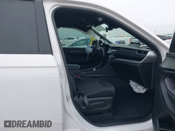 2025 Jeep Grand Cherokee Altitude with VIN 1C4RJGAG1SC284247, listed as a IAAI auction lot 42153557 with 4,539 mi miles and . Bid and sale history available at DreamBid. Image 5.