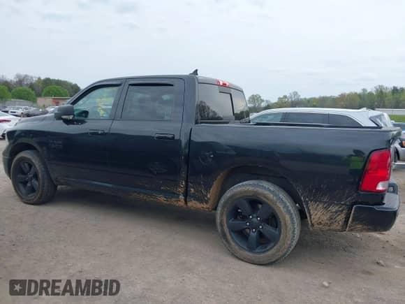 2018 Ram 1500 Big Horn z VIN 1C6RR7LG7JS255577, wystawiony jako IAAI lot #41931201 z przebiegiem 95 671 mil mil oraz . Historia ofert i sprzedaży dostępna na DreamBid. Obrazek 14.