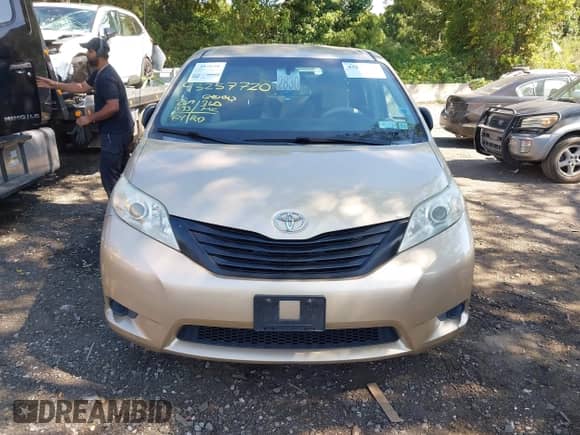 2012 Toyota Sienna z VIN 5TDZK3DCXCS196344, wystawiony jako IAAI lot #43257720 z przebiegiem 209 133 mil mil oraz . Historia ofert i sprzedaży dostępna na DreamBid. Obrazek 12.