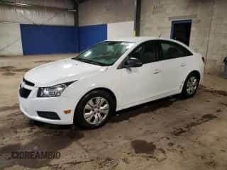 2014 Chevrolet Cruze LS z VIN 1G1PA5SG9E7393247, wystawiony jako Copart lot #82125765 z przebiegiem 84 302 mil mil oraz Czysty tytuł • Clean title. Historia ofert i sprzedaży dostępna na DreamBid. Obrazek 1.