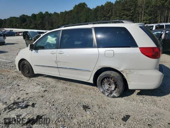 2010 Toyota Sienna XLE Limited с VIN 5TDYK4CC5AS300190, выставлен на аукционе Copart как лот 81425525 с пробегом 184 712 миль миль и Списание • Salvage title. История ставок и продаж доступна на DreamBid. Изображение 2.