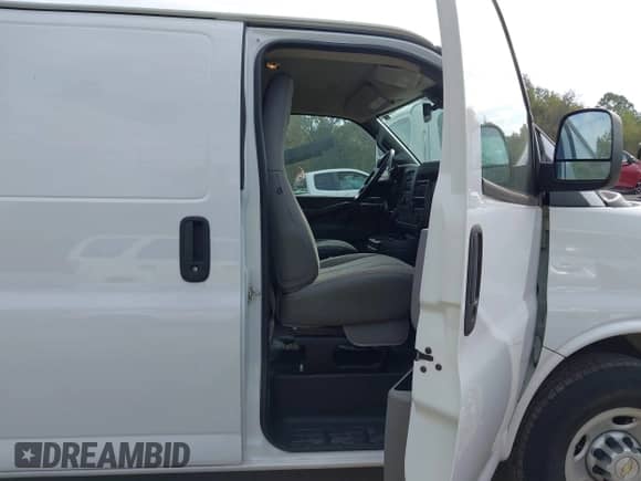 2020 Chevrolet Express Cargo с VIN 1GCWGAFG3L1252632, выставлен на аукционе IAAI как лот 43463343 с пробегом 96 710 миль миль и . История ставок и продаж доступна на DreamBid. Изображение 5.