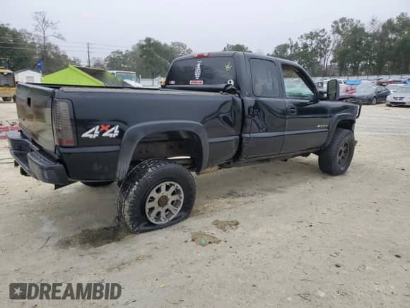 2006 Chevrolet Silverado 2500HD LT1 z VIN 1GCHK29UX6E233555, wystawiony jako Copart lot #86495184 z przebiegiem Nie podano mil oraz Nie do naprawy • Non repairable. Historia ofert i sprzedaży dostępna na DreamBid. Obrazek 3.