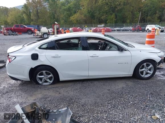 2018 Chevrolet Malibu LS z VIN 1G1ZB5ST7JF277595, wystawiony jako IAAI lot #43289380 z przebiegiem 62 729 mil mil oraz . Historia ofert i sprzedaży dostępna na DreamBid. Obrazek 12.