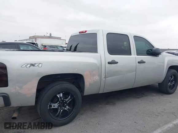 2011 Chevrolet Silverado 1500 LS z VIN 3GCPKREA4BG390355, wystawiony jako IAAI lot #42206957 z przebiegiem 153 766 mil mil oraz . Historia ofert i sprzedaży dostępna na DreamBid. Obrazek 19.