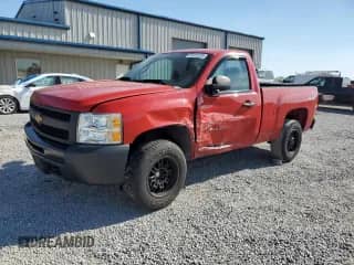 2012 Chevrolet Silverado 1500 Work Truck z VIN 1GCNKPEX4CZ310991, wystawiony jako Copart lot #70131235 z przebiegiem 138 861 mil mil oraz Szkoda całkowita • Salvage title. Historia ofert i sprzedaży dostępna na DreamBid. Obrazek 1.