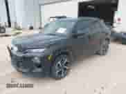 2022 Chevrolet TrailBlazer RS z VIN KL79MTSL3NB069097, wystawiony jako IAAI lot #42970183 z przebiegiem 123 655 mil mil oraz . Historia ofert i sprzedaży dostępna na DreamBid. Obrazek 2.