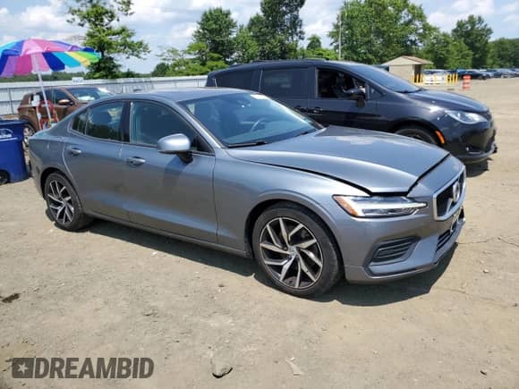 2020 Volvo S60 Momentum z VIN 7JR102FK2LG064613, wystawiony jako Copart lot #62116935 z przebiegiem 44 845 mil mil oraz Szkoda całkowita • Salvage title. Historia ofert i sprzedaży dostępna na DreamBid. Obrazek 4.