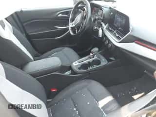 2025 Chevrolet Trax 1RS с VIN KL77LGEP1SC239026, выставлен на аукционе IAAI как лот 42894110 с пробегом 4 027 миль миль и . История ставок и продаж доступна на DreamBid. Изображение 5.