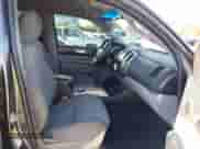 2015 Toyota Tacoma PreRunner z VIN 3TMJU4GNXFM177811, wystawiony jako IAAI lot #43176687 z przebiegiem 129 127 mil mil oraz . Historia ofert i sprzedaży dostępna na DreamBid. Obrazek 5.