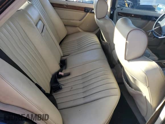 1990 Mercedes-Benz 300 z VIN WDBEB28D9LB211854, wystawiony jako Copart lot #49795515 z przebiegiem 241 074 mil mil oraz Szkoda całkowita • Salvage title. Historia ofert i sprzedaży dostępna na DreamBid. Obrazek 10.