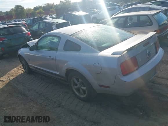 2006 Ford Mustang Standard z VIN 1ZVFT80N765250551, wystawiony jako IAAI lot #43380842 z przebiegiem 221 230 mil mil oraz . Historia ofert i sprzedaży dostępna na DreamBid. Obrazek 3.