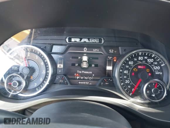 2020 Ram 1500 Laramie z VIN 1C6SRFJT7LN322837, wystawiony jako IAAI lot #42472602 z przebiegiem 64 032 mil mil oraz . Historia ofert i sprzedaży dostępna na DreamBid. Obrazek 7.