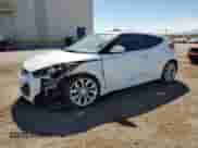 2013 Hyundai Veloster w/Black Int z VIN KMHTC6AD9DU162101, wystawiony jako Copart lot #70922585 z przebiegiem 44 981 mil mil oraz Czysty tytuł • Clean title. Historia ofert i sprzedaży dostępna na DreamBid. Obrazek 1.