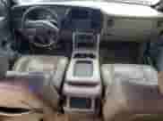 2005 GMC Sierra 1500 SLT z VIN 2GTEC13TX51146328, wystawiony jako Copart lot #43947725 z przebiegiem 350 898 mil mil oraz Szkoda całkowita • Salvage title. Historia ofert i sprzedaży dostępna na DreamBid. Obrazek 8.