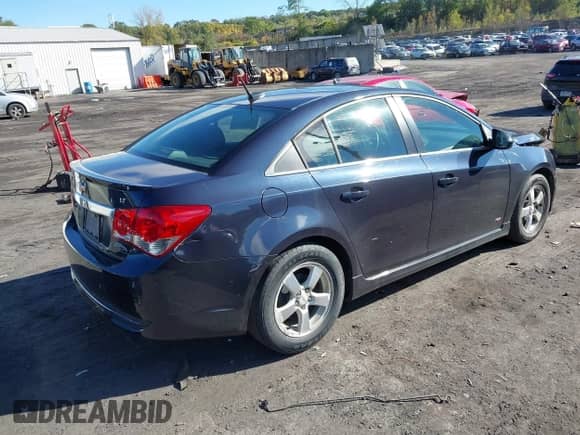 2014 Chevrolet Cruze 1LT z VIN 1G1PC5SB7E7326063, wystawiony jako IAAI lot #43457045 z przebiegiem 134 508 mil mil oraz . Historia ofert i sprzedaży dostępna na DreamBid. Obrazek 4.