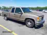 1996 GMC Sierra 1500 z VIN 2GTEC19M3T1502695, wystawiony jako IAAI lot #42199919 z przebiegiem 285 889 mil mil oraz . Historia ofert i sprzedaży dostępna na DreamBid. Obrazek 1.