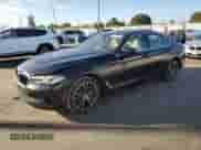 2023 BMW 5 Series 530e z VIN WBA13AG00PCL18942, wystawiony jako Copart lot #84480184 z przebiegiem 34 888 mil mil oraz Nie do naprawy • Non repairable. Historia ofert i sprzedaży dostępna na DreamBid. Obrazek 1.