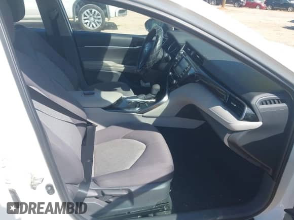 2020 Toyota Camry LE z VIN 4T1L11AK2LU999293, wystawiony jako IAAI lot #43202655 z przebiegiem 52 070 mil mil oraz . Historia ofert i sprzedaży dostępna na DreamBid. Obrazek 5.