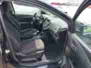 2017 Chevrolet Sonic LT z VIN 1G1JD6SHXH4177764, wystawiony jako IAAI lot #42358642 z przebiegiem 105 409 mil mil oraz . Historia ofert i sprzedaży dostępna na DreamBid. Obrazek 5.