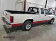1993 Dodge Dakota z VIN 1B7FL23X3PS180403, wystawiony jako Copart lot #46158805 z przebiegiem Nie podano mil oraz Szkoda całkowita • Salvage title. Historia ofert i sprzedaży dostępna na DreamBid. Obrazek 3.