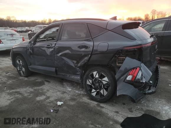 2024 Hyundai Kona SEL с VIN KM8HBCAB3RU100576, выставлен на аукционе Copart как лот 82874454 с пробегом 6 630 миль миль и Списание • Salvage title. История ставок и продаж доступна на DreamBid. Изображение 2.