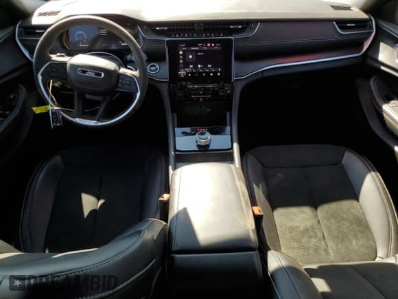 2025 Jeep Grand Cherokee Altitude with VIN 1C4RJHAG7SC297283, listed as a Copart auction lot 68318695 with 4,504 mi miles and Salvage title. Bid and sale history available at DreamBid. Image 8.