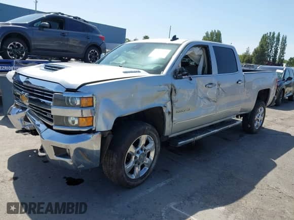 2017 Chevrolet Silverado 2500HD LTZ z VIN 1GC1KWEY9HF147801, wystawiony jako IAAI lot #42299119 z przebiegiem 95 162 mil mil oraz . Historia ofert i sprzedaży dostępna na DreamBid. Obrazek 2.