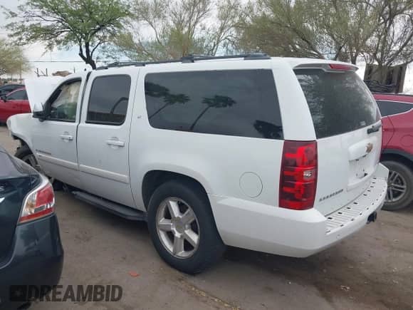 2009 Chevrolet Suburban 1LT z VIN 1GNFC260X9J108211, wystawiony jako IAAI lot #42237663 z przebiegiem Nie podano mil oraz . Historia ofert i sprzedaży dostępna na DreamBid. Obrazek 3.