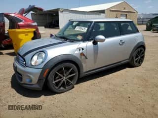 2011 MINI Hardtop с VIN WMWSU3C58BT095735, выставлен на аукционе Copart как лот 61858425 с пробегом 147 355 миль миль и Списание • Salvage title. История ставок и продаж доступна на DreamBid. Изображение 1.