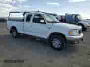 2002 Ford F-150 XL z VIN 2FTPX18L82CA31393, wystawiony jako Copart lot #51715385 z przebiegiem Nie podano mil oraz Czysty tytuł • Clean title. Historia ofert i sprzedaży dostępna na DreamBid. Obrazek 4.
