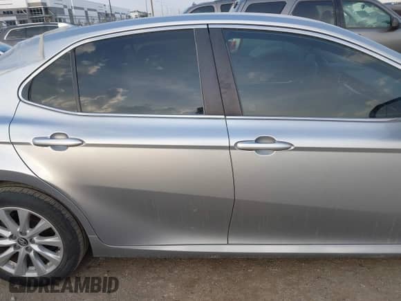 2020 Toyota Camry LE z VIN 4T1C11AK2LU354305, wystawiony jako IAAI lot #43511081 z przebiegiem 125 215 mil mil oraz . Historia ofert i sprzedaży dostępna na DreamBid. Obrazek 14.
