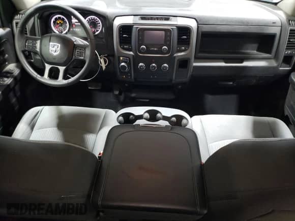 2023 Ram 1500 Tradesman z VIN 1C6RR7FT7PS527773, wystawiony jako Copart lot #44564895 z przebiegiem 46 041 mil mil oraz Czysty tytuł • Clean title. Historia ofert i sprzedaży dostępna na DreamBid. Obrazek 8.