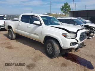 2018 Toyota Tacoma SR5 z VIN 5TFBZ5DN7JX004248, wystawiony jako IAAI lot #42864580 z przebiegiem 210 482 mil mil oraz . Historia ofert i sprzedaży dostępna na DreamBid. Obrazek 1.