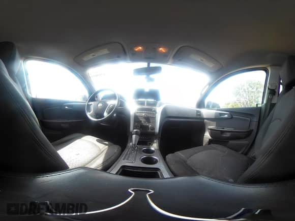 2012 Chevrolet Traverse 2LT z VIN 1GNKRJED8CJ354001, wystawiony jako IAAI lot #42558951 z przebiegiem 293 472 mil mil oraz . Historia ofert i sprzedaży dostępna na DreamBid. Obrazek 19.