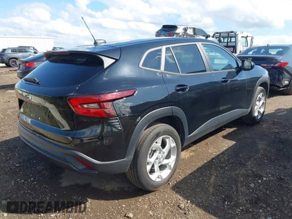 2024 Chevrolet Trax LS with VIN KL77LFE28RC109141, listed as a IAAI auction lot 43112598 with 29,258 mi miles and . Bid and sale history available at DreamBid. Image 4.