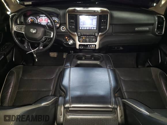 2019 Ram 1500 Laramie z VIN 1C6SRFDT5KN871267, wystawiony jako Copart lot #49915375 z przebiegiem 124 351 mil mil oraz Szkoda całkowita • Salvage title. Historia ofert i sprzedaży dostępna na DreamBid. Obrazek 8.