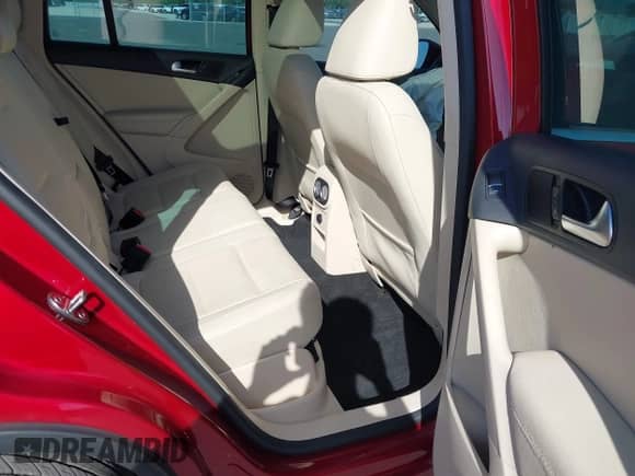 2016 Volkswagen Tiguan S z VIN WVGAV7AX1GW043758, wystawiony jako IAAI lot #43367245 z przebiegiem 110 254 mil mil oraz . Historia ofert i sprzedaży dostępna na DreamBid. Obrazek 8.