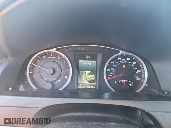 2017 Toyota Camry SE z VIN 4T1BF1FK4HU336322, wystawiony jako Copart lot #82513315 z przebiegiem 122 030 mil mil oraz Czysty tytuł • Clean title. Historia ofert i sprzedaży dostępna na DreamBid. Obrazek 9.