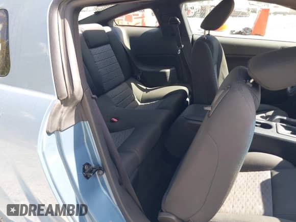 2005 Ford Mustang GT Deluxe z VIN 1ZVFT82H555223046, wystawiony jako IAAI lot #43130653 z przebiegiem 39 319 mil mil oraz . Historia ofert i sprzedaży dostępna na DreamBid. Obrazek 8.