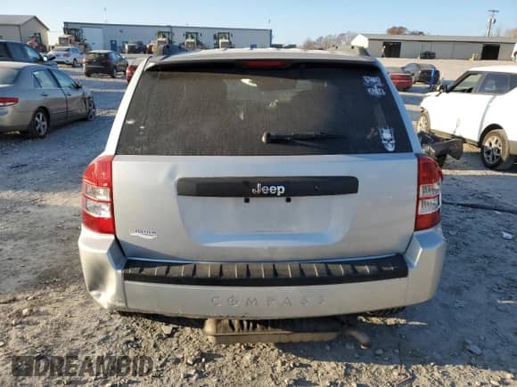 2010 Jeep Compass Sport z VIN 1J4NT1FB9AD626226, wystawiony jako Copart lot #82933784 z przebiegiem 191 772 mil mil oraz Szkoda całkowita • Salvage title. Historia ofert i sprzedaży dostępna na DreamBid. Obrazek 6.