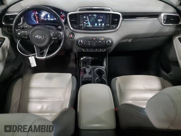 2016 Kia Sorento SXL z VIN 5XYPKDA52GG113608, wystawiony jako Copart lot #85586045 z przebiegiem 263 068 mil mil oraz Czysty tytuł • Clean title. Historia ofert i sprzedaży dostępna na DreamBid. Obrazek 8.