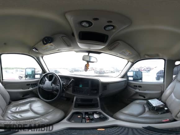 2004 Chevrolet Silverado 2500 LS z VIN 1GCGK23U84F189194, wystawiony jako IAAI lot #43081844 z przebiegiem 162 012 mil mil oraz . Historia ofert i sprzedaży dostępna na DreamBid. Obrazek 17.