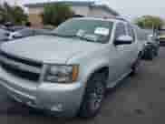 2010 Chevrolet Suburban LT z VIN 1GNUCJE03AR238548, wystawiony jako IAAI lot #42104596 z przebiegiem 153 959 mil mil oraz . Historia ofert i sprzedaży dostępna na DreamBid. Obrazek 2.