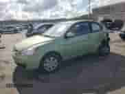 2010 Hyundai Accent GS z VIN KMHCM3AC7AU151483, wystawiony jako Copart lot #70460624 z przebiegiem 115 720 mil mil oraz Szkoda całkowita • Salvage title. Historia ofert i sprzedaży dostępna na DreamBid. Obrazek 1.