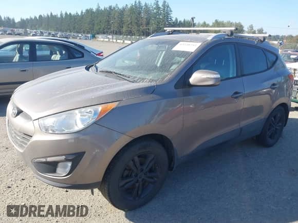 2013 Hyundai Tucson GLS z VIN KM8JUCAC6DU622860, wystawiony jako IAAI lot #43220752 z przebiegiem 152 538 mil mil oraz . Historia ofert i sprzedaży dostępna na DreamBid. Obrazek 2.