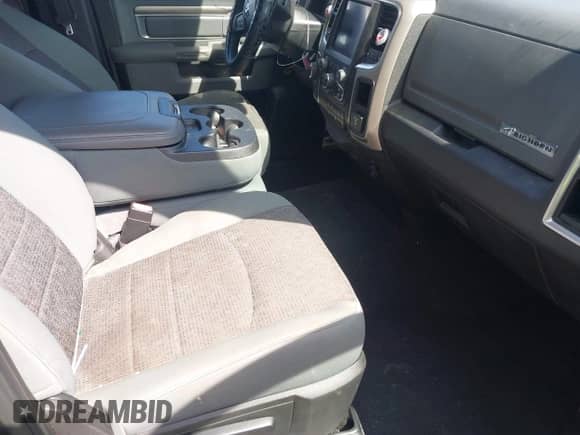 2018 Ram 1500 Big Horn z VIN 1C6RR7GG2JS310656, wystawiony jako IAAI lot #42776696 z przebiegiem 115 206 mil mil oraz . Historia ofert i sprzedaży dostępna na DreamBid. Obrazek 5.